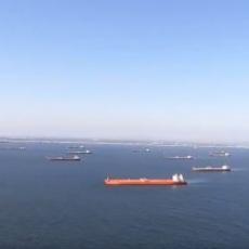 NEVEROVATNE SCENE: Kolone naftnih tankera plutaju svestkim morima i idu - NIKUDA (VIDEO)