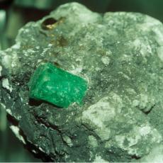NEVEROVATNO BLAGO: Siromašni rudar iskopao smaragd od 2.5 MILIONA dolara (FOTO)