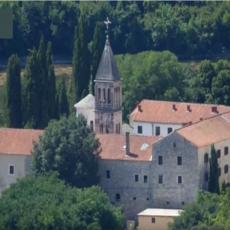 NEVEROVATNO BLAGO UŠUŠKANO U TIŠINI PRIRODE: Manastir Krka u Dalmaciji vekovima čuva pravoslavnu tradiciju (VIDEO)