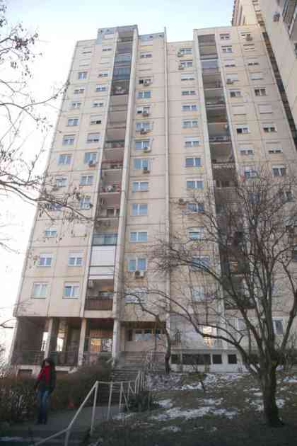 NEVEROVATNO! Mladić skočio sa 11. sprata zgrade na Novom Beogradu, pao na drvo i PREŽIVEO