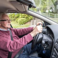 NEVEROVATNO: Naknade za osiguranje automobila za starije vozače označene su kao TRIK ZA PLJAČKU PENZIONERA