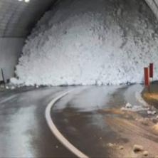 NEVIĐENA DRAMA U ITALIJI! Lavina zatrpala ulaz u tunel, putevi neprohodni, potpuna BLOKADA (VIDEO)