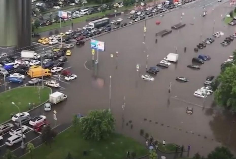 NEVIĐENI POTOP U MOSKVI: Automobili plivaju kao čamci, kiša toliko pada da se ništa ne vidi (VIDEO)