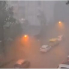 NEVREME DAN PRETVORILO U NOĆ: Orkanska oluja se sručila na Banjaluku, u pola grada nestalo struje (VIDEO)