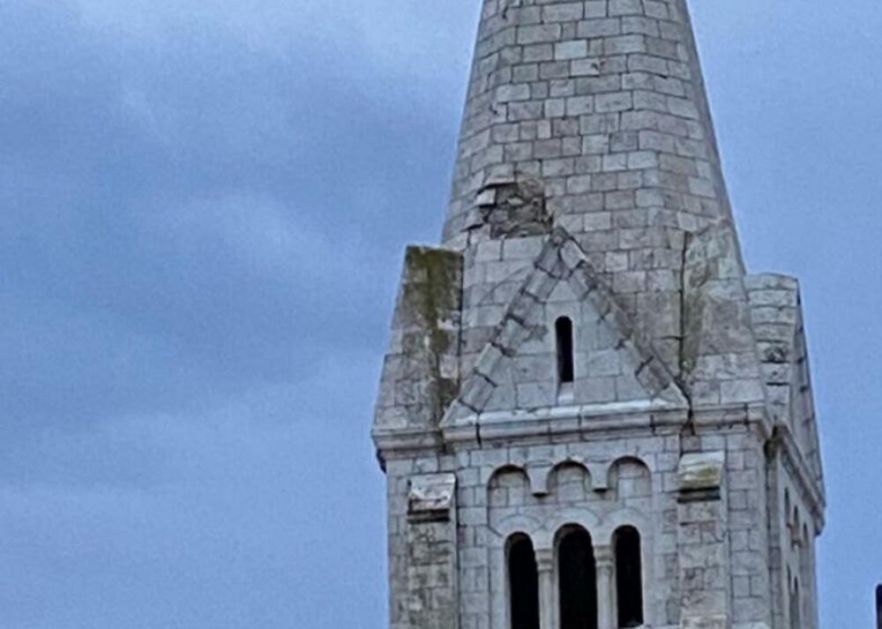 NEVREME NA BRAČU: Grom udario u toranj crkve, ogromno kamenje padalo po automobilima i krovovima