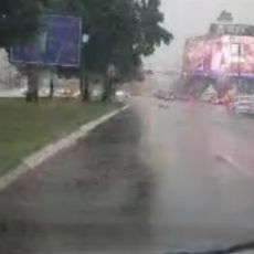 NEVREME PARALISALO KOMŠIJE! Potoci teku ulicama, kolaps u saobraćaju jer ne rade semafori (VIDEO)