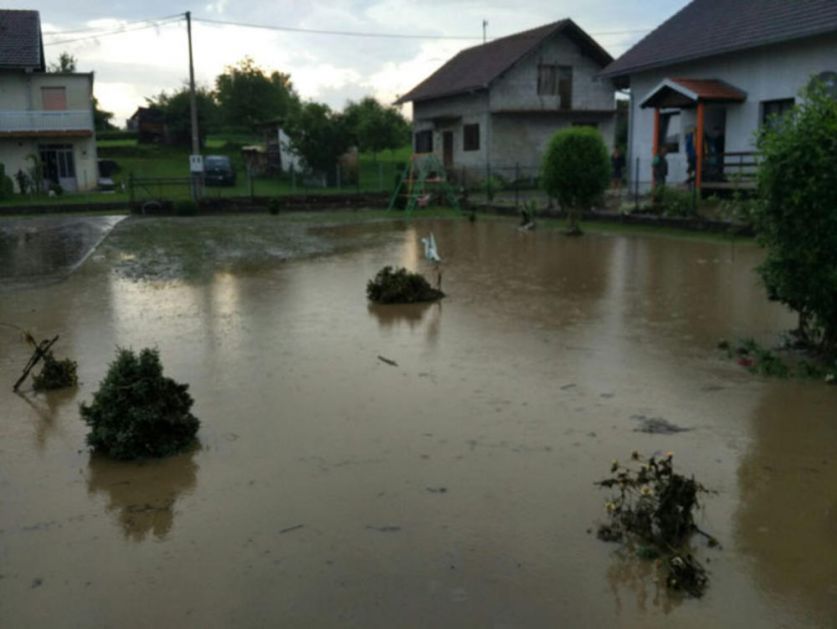 NEVREME POHARALO SPRSKU: Jaka kiša praćena gradom pogodila Banjaluku! Na udaru i Novi Grad i Prijedor!