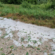 NEVREME SE SRUČILO NA PRIJEPOLJE: Protutnjao grad veličine lešnika, udarali gromovi - većina kuća bez struje (FOTO)