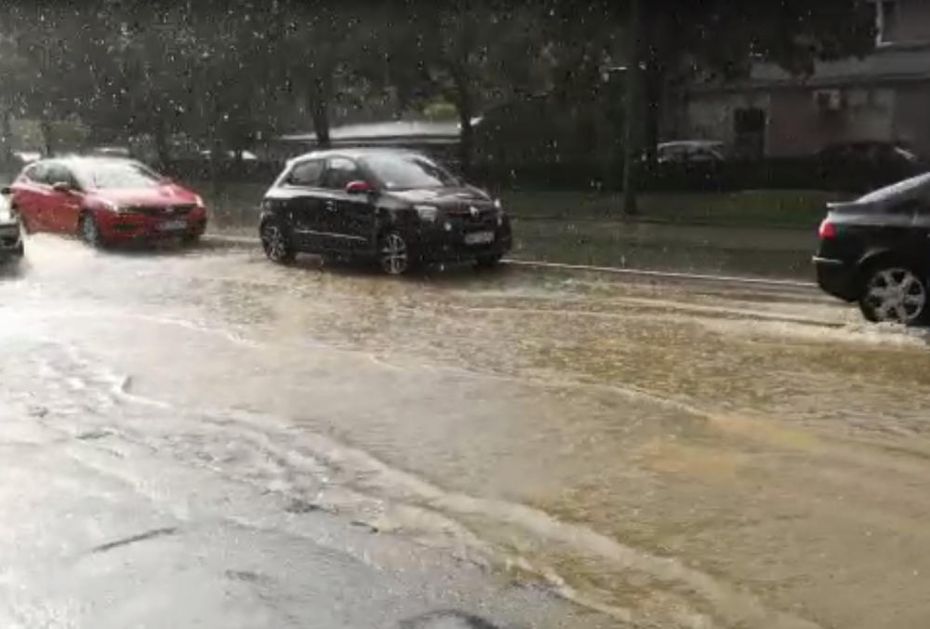 KOLAPS U BEOGRADU: Jak pljusak uz grmljavinu SRUČIO SE NA PRESTONICU i napravio potop na ulicama! (KURIR TV)