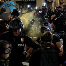 NEZADOVOLJSTVO NE PRESTAJE! U Šarlotu narod ustao protiv Trampa: POLICIJA VODI BORBU sa demonstrantima (FOTO)