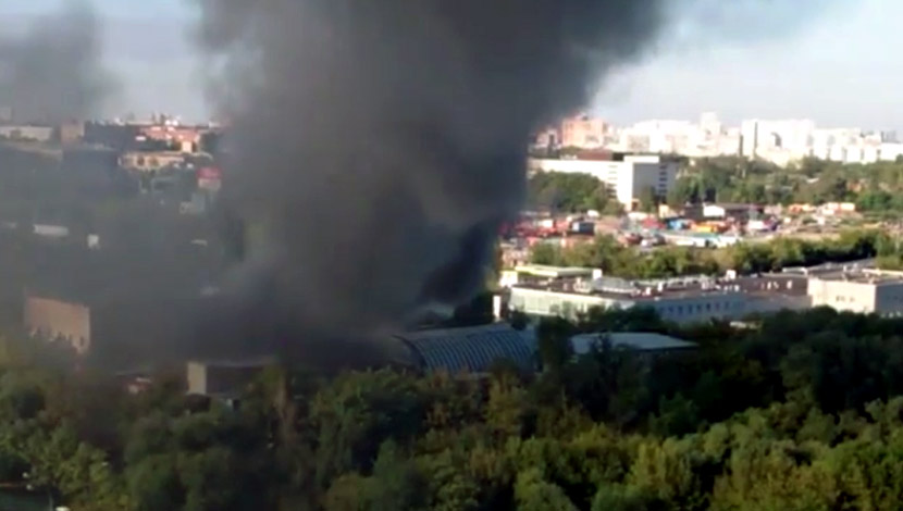 ŽIVI IZGORELI U NEZAPAMĆENOM POŽARU U MOSKVI: Crni dim kulja ka nebu, broje se MRTVI! (VIDEO)