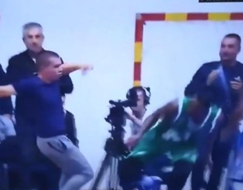 NEZAPAMĆEN SKANDAL U BARU: Navijač Mornara uleteo na teren i udario košarkaša Cedevita Olimpije! Pogledajte čime je Amerikanac iziritirao huligana (VIDEO)