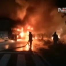NEZAPAMĆENA NESREĆA! Zapalio se autobus, ljudi izgoreli do NEPREPOZNATLJIVOSTI! (VIDEO)