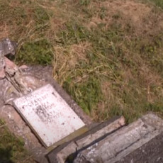 NEZAPAMĆENI VANDALIZAM U HRVATSKOJ: Na pravoslavnom groblju uništeno 17 spomenika na ćirilici (VIDEO)