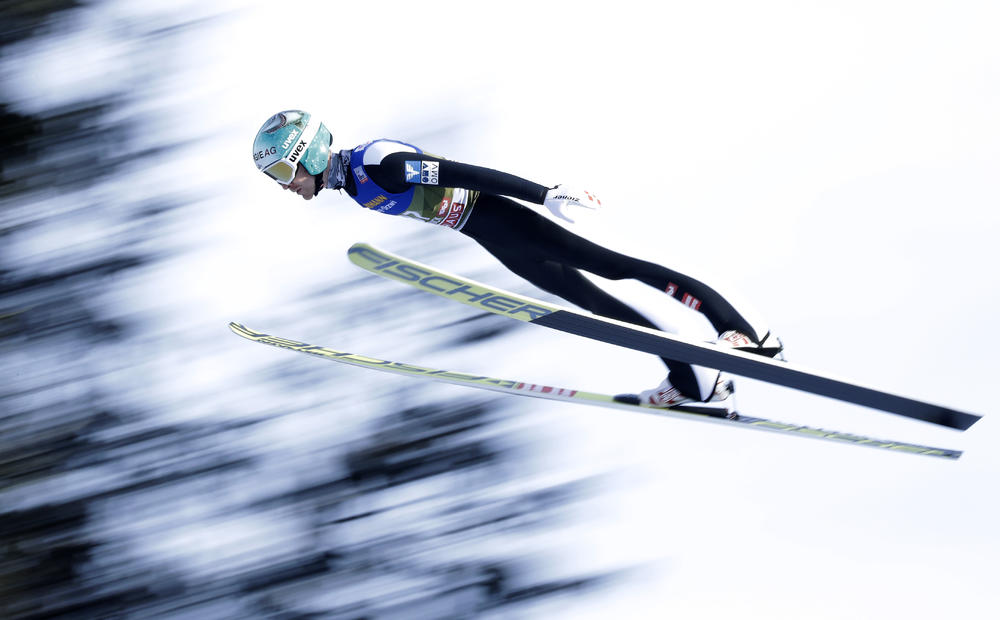 NEZGODA NA NOVOGODIŠNJOJ TURNEJI: Ski skakač se zakucao u ogradu u Insbruku! Pogledajte (VIDEO)