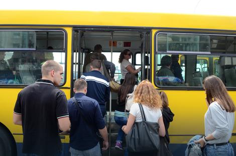 NEZGODA ZBOG NAGLOG KOČENJA Troje putnika i dete zadobili povrede u autobusu