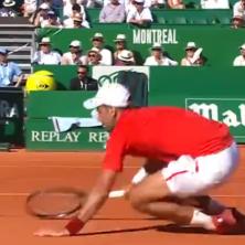 NEZGODAN PAD: Novak iskrenuo zglob i zabrinuo navijače (VIDEO)