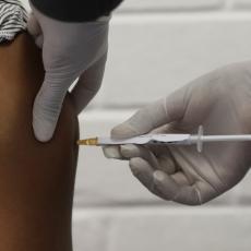 NI UPRKOS SMRTI DOBROVOLJCA: Ne obustavlja se ispitivanje oksfordske vakcine protiv korone