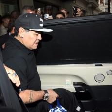 NIJE MOGAO DA HODA: Maradona primljen u bolnicu u teškom stanju, lekari se ne oglašavaju