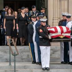 NIJE POZVAN: Umesto na Mekejnovu sahranu, Tramp otišao na golf