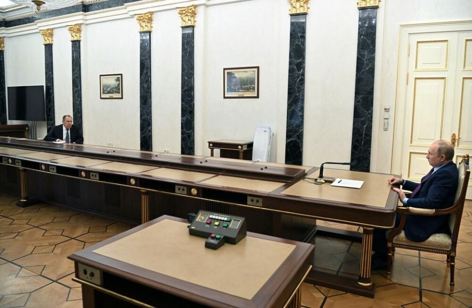 NIJE U PITANJU SAMO MAKRON: Svi komentarišu dužinu stola na sastanku Putina i Lavrova FOTO