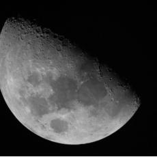 NIKAD VIĐENO! Misteriozna supstanca sa tamne strane Meseca začudila naučnike (FOTO)