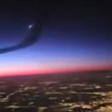 NIKADA NISAM VIDELA NEŠTO SLIČNO, TO SU DEFINITIVNO VANZEMALJCI: Stjuardesa tokom leta snimlia neverovatnu stvar (VIDEO)