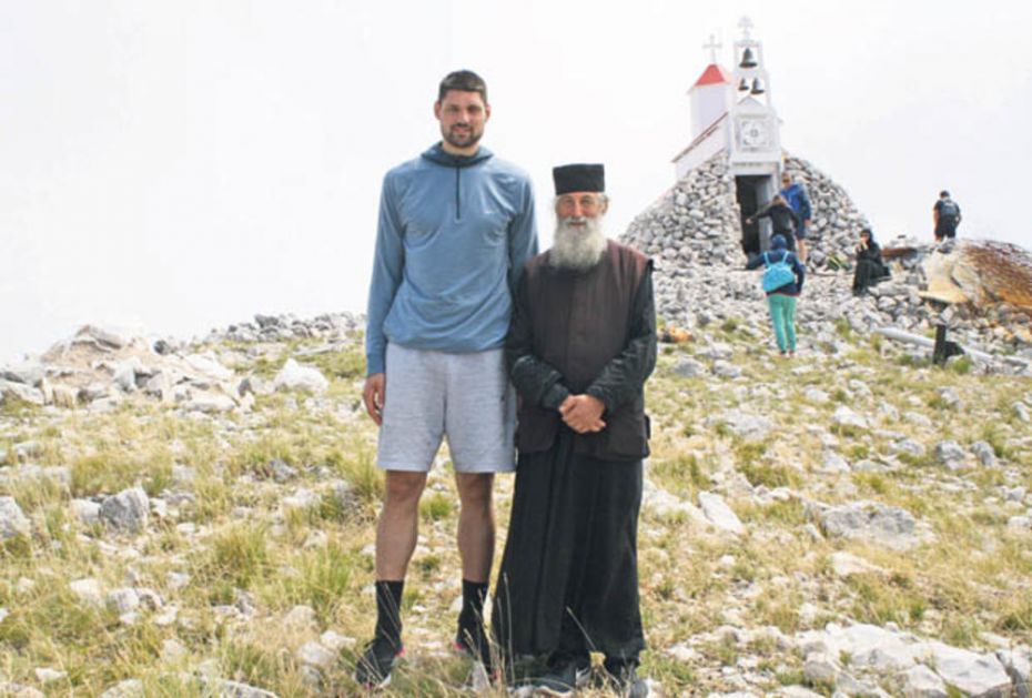 NIKOLA VUČEVIĆ POSETIO CRKVU NA RUMIJI: Crnogorski košarkaš bio na bogosluženju