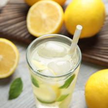 NIPOŠTO nemojte da jedete limun koji dobijete uz piće, a evo i zbog čega ta navika može biti POGUBNA po vaše zdravlje
