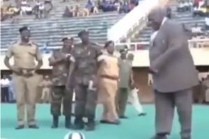 NISU SVI KAO UDOVIČIĆ Ministar sporta Ugande šutnuo loptu i… (VIDEO)