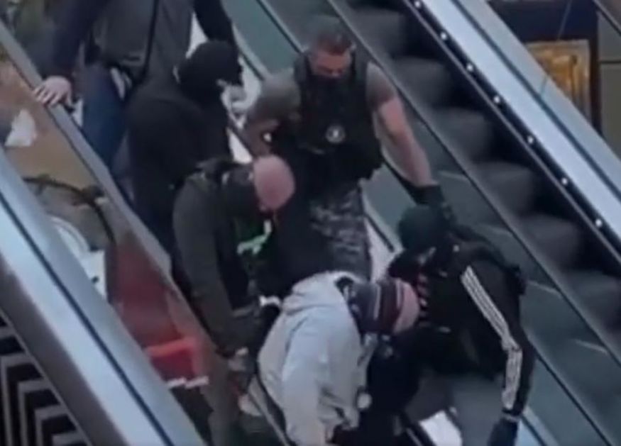 NJEGOVO HAPŠENJE JE GLEDAO CEO REGION: Bandit iz tržnog centra imao metak u cevi, ali i dodatno obezbeđenje (VIDEO)