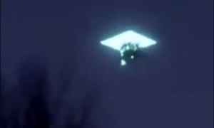 NLO dijamant iznad Rusije: Misteriozna letelica progutala drugu u vazduhu! (VIDEO)