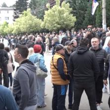NOĆ NA SEVERU KOSOVA PROTEKLA MIRNO: Građani se ponovo okupljaju istrajni u zahtevima (VIDEO)