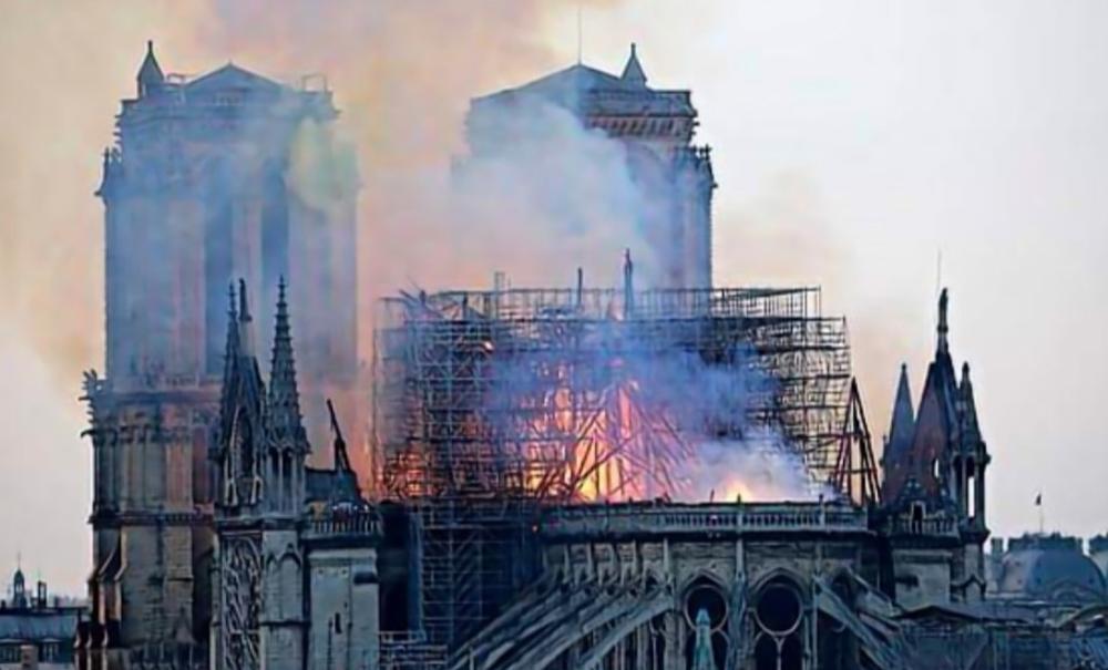 NOTR DAM TRUJE PARIŽANE: Posle požara građanima koji žive u blizini izgorele katedrale ugroženo zdravlje! TRUDNICE I DECA MORAJU NA ANALIZU KRVI! (VIDEO)