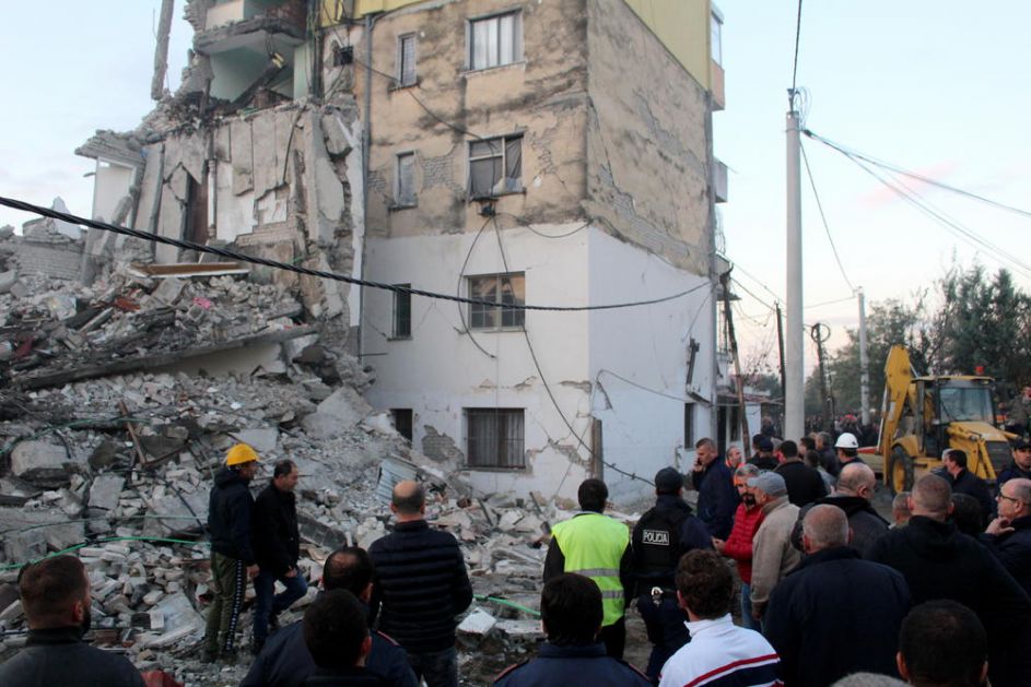 NOVA DRAMA U ALBANIJI, DVE PORODICE POD RUŠEVINAMA: Spasioci pokušavaju da ih spasu iz srušene zgrade (VIDEO)