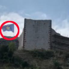 NOVA GNUSNA PROVOKACIJA ALBANACA: Zastava takozvanog Kosova na srpskoj tvrđavi u Novom Brdu! (VIDEO)