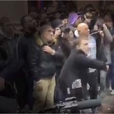 NOVA S OBJAVILA PRIČU KOJA NEMA VEZE SA ISTINOM: Hteli da ga prikažu kao mirnog studenta, a on napadao policiju motkama (VIDEO)