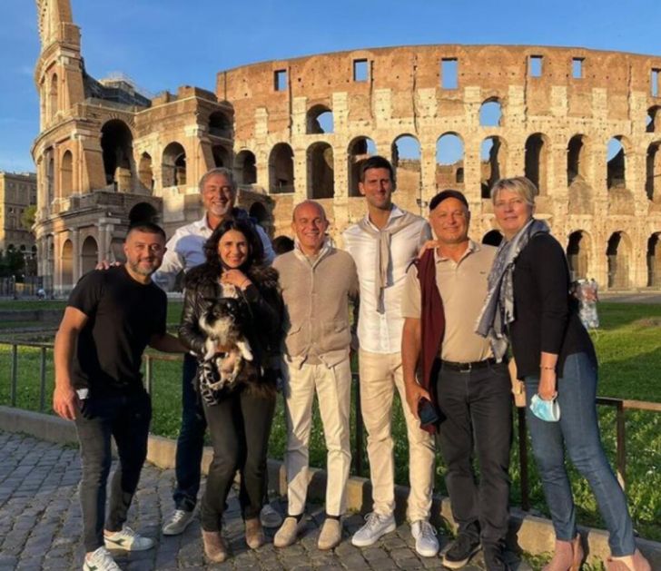 NOVAK STIGAO U RIM: Najbolji teniser sveta sa svojom ekipom obišao Koloseum (FOTO)