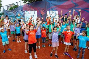 NOVAK UJEDINJUJE BUDUĆE ŠAMPIONE: Fondacija donira teniske loptice širom regiona i drži javne časove tenisa!