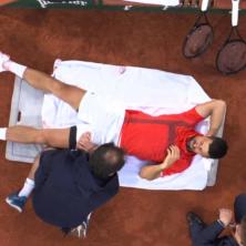 NOVAK ZATRAŽIO MEDICINSKI TAJM-AUT: Srbin nakon 2:0 za Sinera tražio pomoć