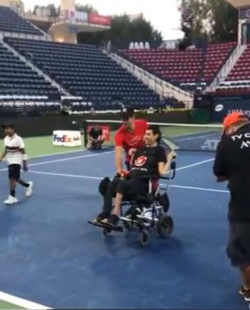 NOVAKOVO VELIKO SRCE: Pogledajte sa kim je Đoković zaigrao tenis u Dubaiju (VIDEO)