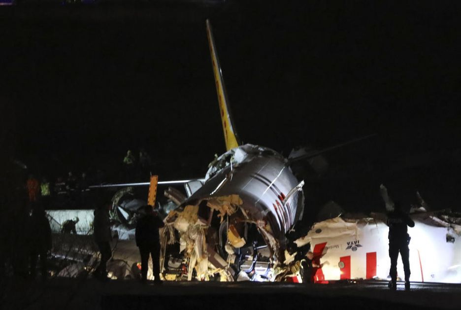 NOVI BILANS TEŠKE NESREĆE U ISTANBULU: Troje ljudi poginulo, povređeno 179! Avion se srušio u polje i raspao na 3 dela