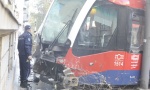 NOVI DETALjI NESREĆE: Tramvaj izleteo iz šina posle sudara, poginuo pešak, petoro povređeno; Automobil prošao kroz crveno? (FOTO/VIDEO)