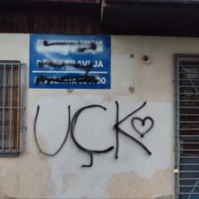 NOVI NAPAD ALBANSKIH VANDALA! Ispisani grafiti sa pretećim porukama na ambulanti u multietničkom selu Suvi Do