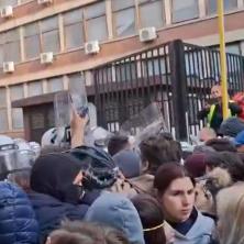 NOVI SAD NA UDARU BLOKADERA: Buše gume, gađaju ljude jajima, opkolili sud i tužilaštvo, a večeras će građanima dodatno zagorčati život BLOKADOM 30 RASKRSNICA!