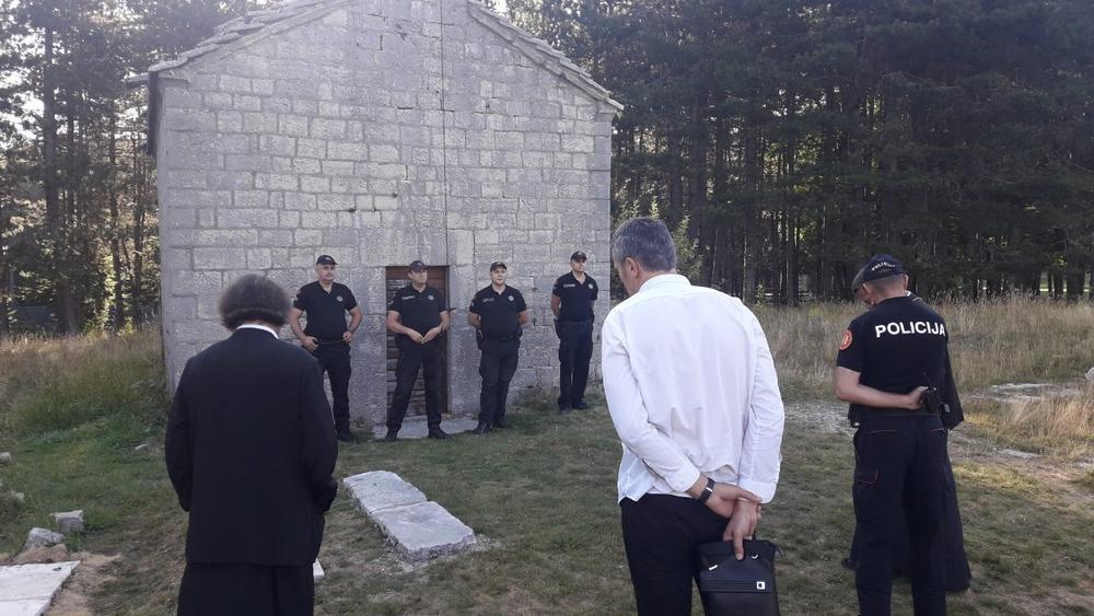 NOVI SKANDAL U CRNOJ GORI: Više od 15 policajaca i interventna vozila sprečili sveštenike da služe liturgiju na Ivanovim Koritima! (FOTO)