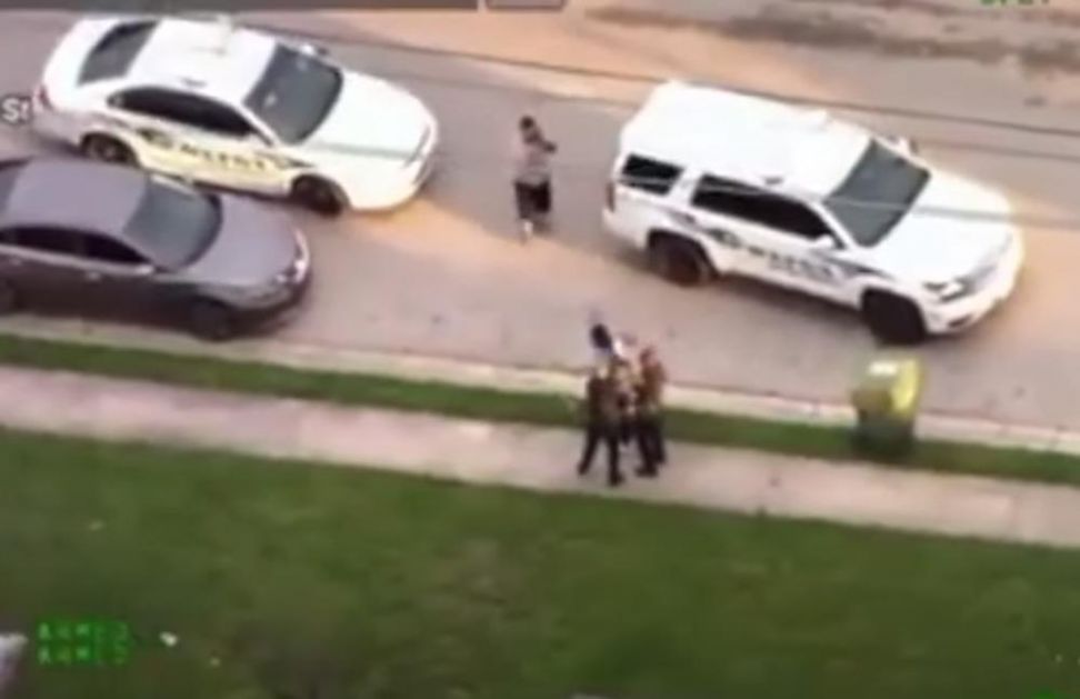NOVI SNIMAK POLICIJSKE BRUTALNOSTI: Ovaj Afroamerikanac sa Floride je preživeo klečanje na vratu (VIDEO)