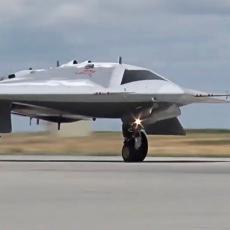 NOVI SNIMAK RUSKOG TEŠKOG DRONA: Nevidljivi Ohotnik PARA NEBO krilo uz krilo sa SUHOJEM (VIDEO)
