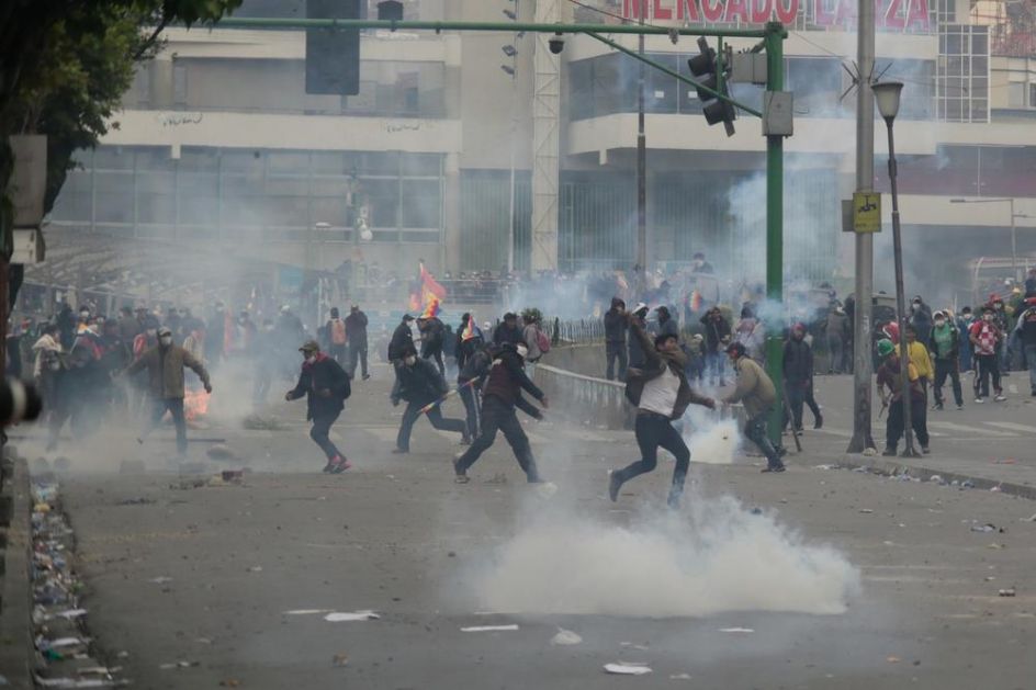 NOVI SUKOBI PRISTALICA MORALESA I POLICIJE U BOLIVIJI! Demonstranti izašli na ulice, mahali zastavama i vikali: Sada građanski rat! (VIDEO)