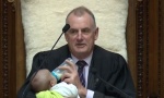 NOVI ZELAND: Hranio bebu u parlamentu (VIDEO)
